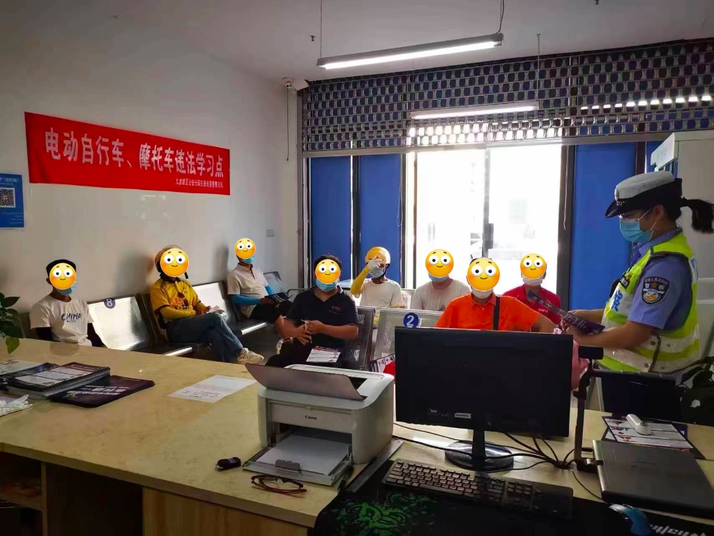 2违法人员参加学习教育。九龙坡区警方供图