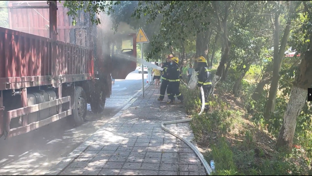 2消防员出水灭火。铜梁区消防供图