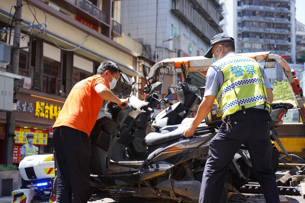 1拖移乱停车辆。九龙坡区警方供图