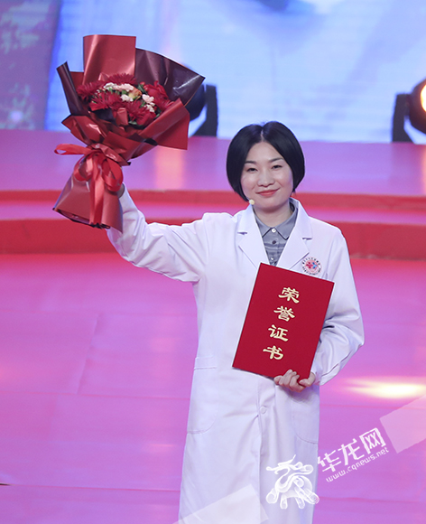 2022年重庆市“最美医生”李容。华龙网-新重庆客户端首席记者 李文科 摄