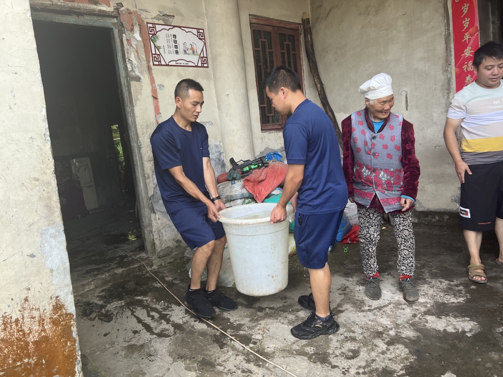 5石柱县消防员帮腿脚不便的老人抬水。受访者供图