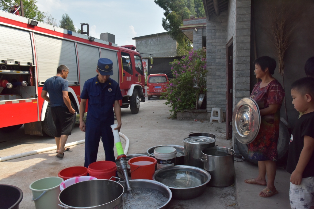 0潼南区消防员为群众送水。受访者供图