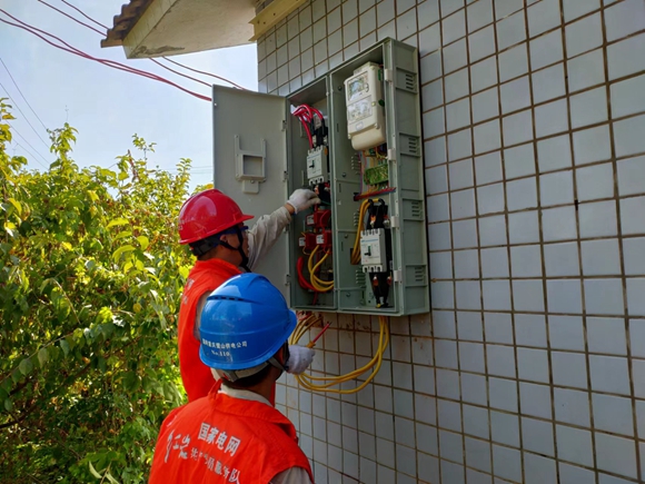 8月15日，国网重庆电力员工在璧山区七塘镇将军村为抽水站增容。国网重庆市电力公司供图 华龙网发