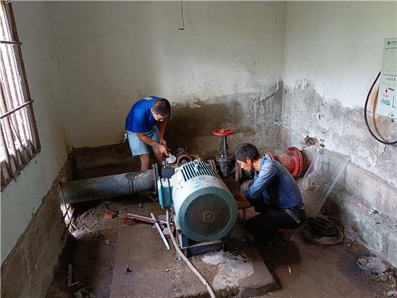 工人正在修缮提灌站的水泵。通讯员 李彬 摄