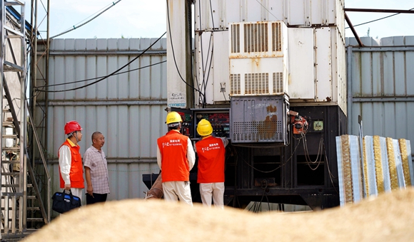 8月16日，国网重庆电力员工在长寿区葛福农业专业合作社检查用电设备。国网重庆市电力公司供图  华龙网发