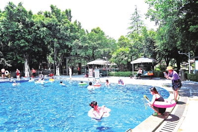 南海温泉水上乐园游泳池，市民正在戏水游玩。记者 钟戈 摄