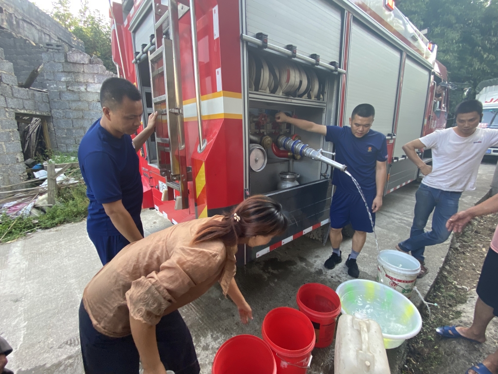 3开州区消防员为群众送水。受访者供图