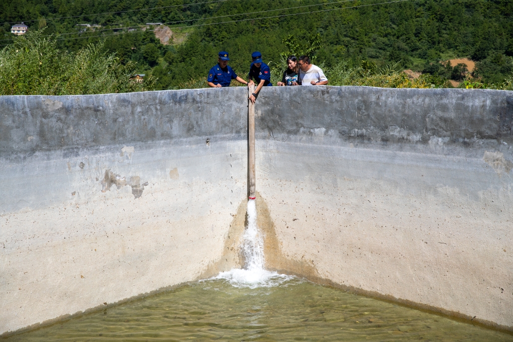 4涪陵区消防员往蓄水池注水。受访者供图