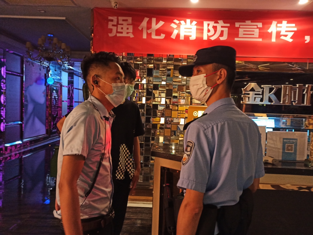 3民警检查KTV等娱乐场所。沙坪坝区警方供图