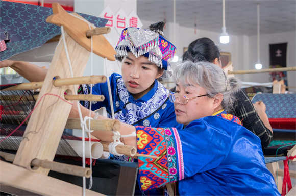 村民在老师带领下学习土家织锦。洪安镇供图 华龙网发