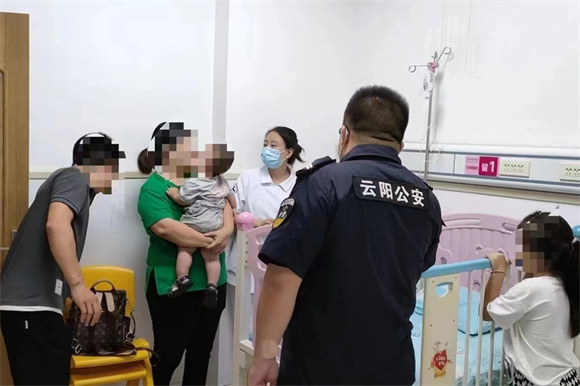 民警将幼儿送到医院。云阳县公安局供图 华龙网发