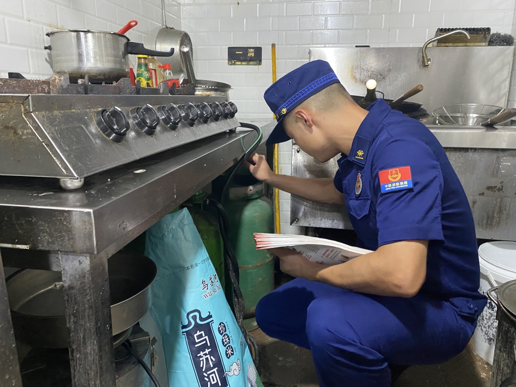 消防员为餐馆检查燃气设施。渝中区消防救援支队供图 华龙网发