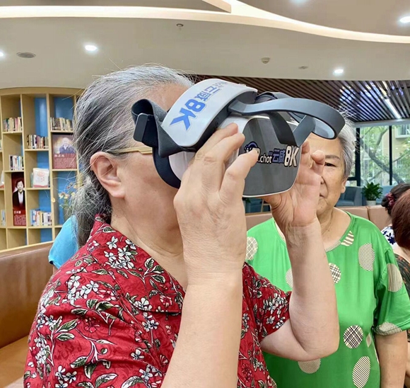 现场体验VR设备。渝中区融媒体中心供图 华龙网发