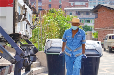 梁山街道文峰社区，清洁工人头顶烈日转运垃圾。记者 蒋昊君 摄
