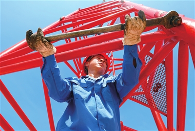 梁平高新区集成电路产业园及配套设施建设项目（二期）施工现场，工人在安装塔吊。 记者 向成国 摄