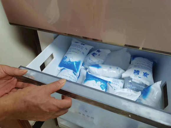 白马社区居民为工作人员提前准备冰马甲需要的冰袋。社区供图