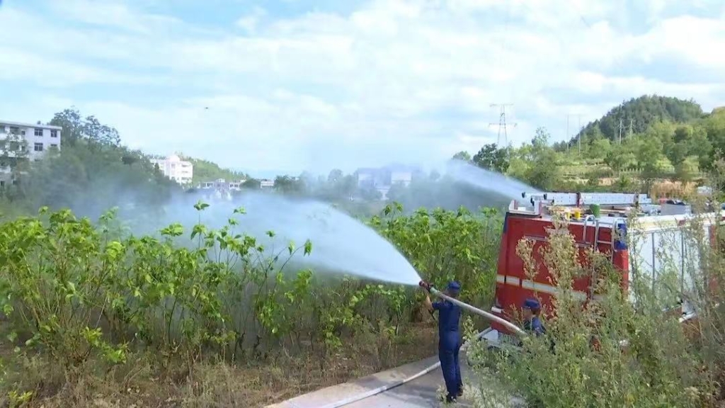 3黔江区消防员为蚕桑、水稻、果园等农作物浇水。重庆市消防救援总队供图