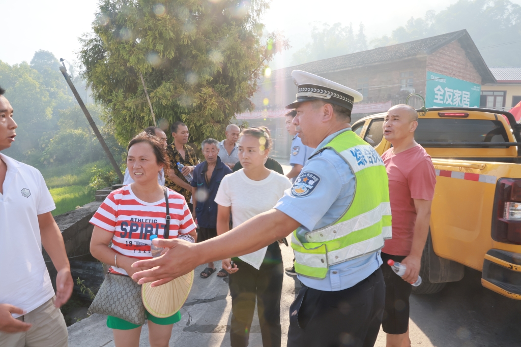 3交巡警劝离群众。大足区警方供图