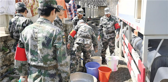 组织民兵送水。奉节县永乐镇供图 华龙网发