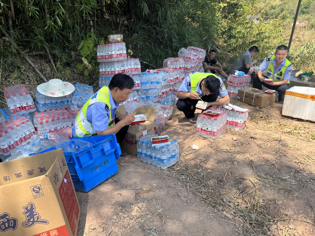 5交巡警保障交通后在路边吃饭。大足区警方供图