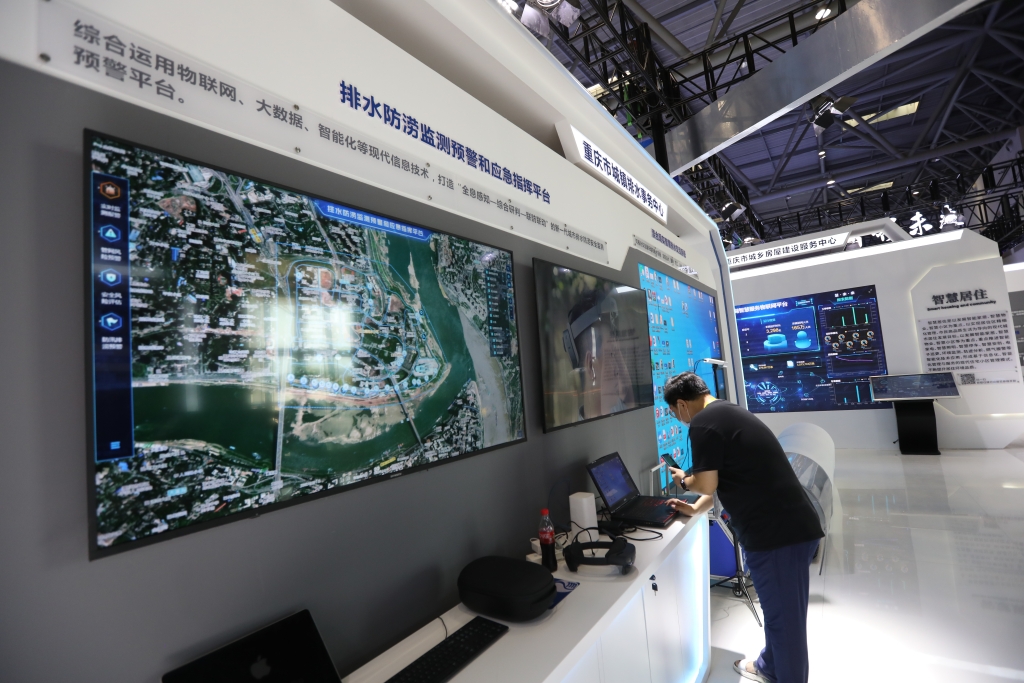 重庆市城镇排水事务中心带来的新技术、新系统。华龙网-新重庆客户端首席记者 李文科 摄