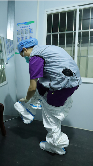 两江二院（中医院）为核酸采样点医护人员配备“冰马甲”  通讯员 陈俊杰 摄