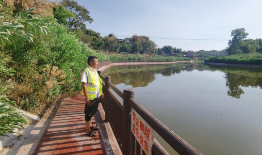 张世忠顶着烈日巡查河道。通讯员 宋小川 摄