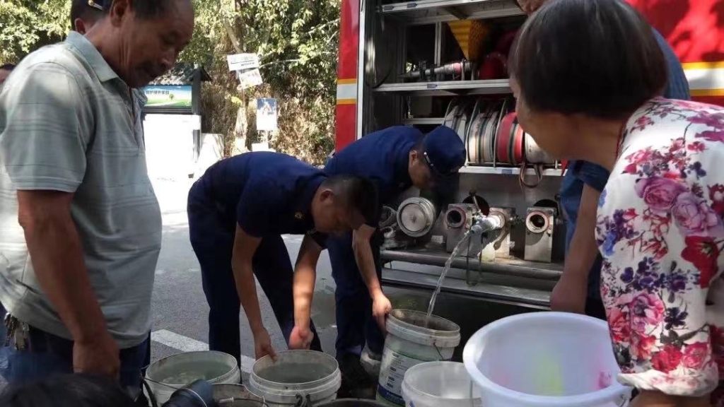 1南岸区消防员帮助村民接水。重庆市消防救援总队供图