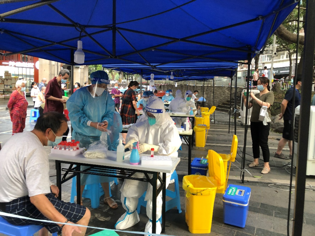 在沙坪坝区，重庆移动志愿者在核酸检测点，协助社区开展现场秩序维护、信息核对等工作。重庆移动供图  华龙网发