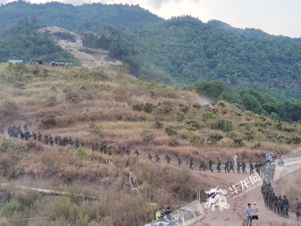 25日傍晚，北碚区缙云山，支援灭火的队伍正在向山上隔离带挺进。华龙网-新重庆客户端记者 石涛 摄