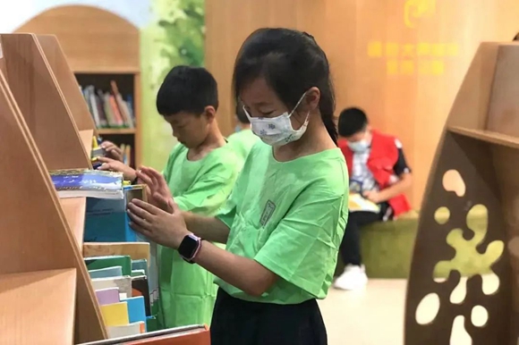 读书馆成为学生们避暑好去处。渝北区文化旅游委供图 华龙网发