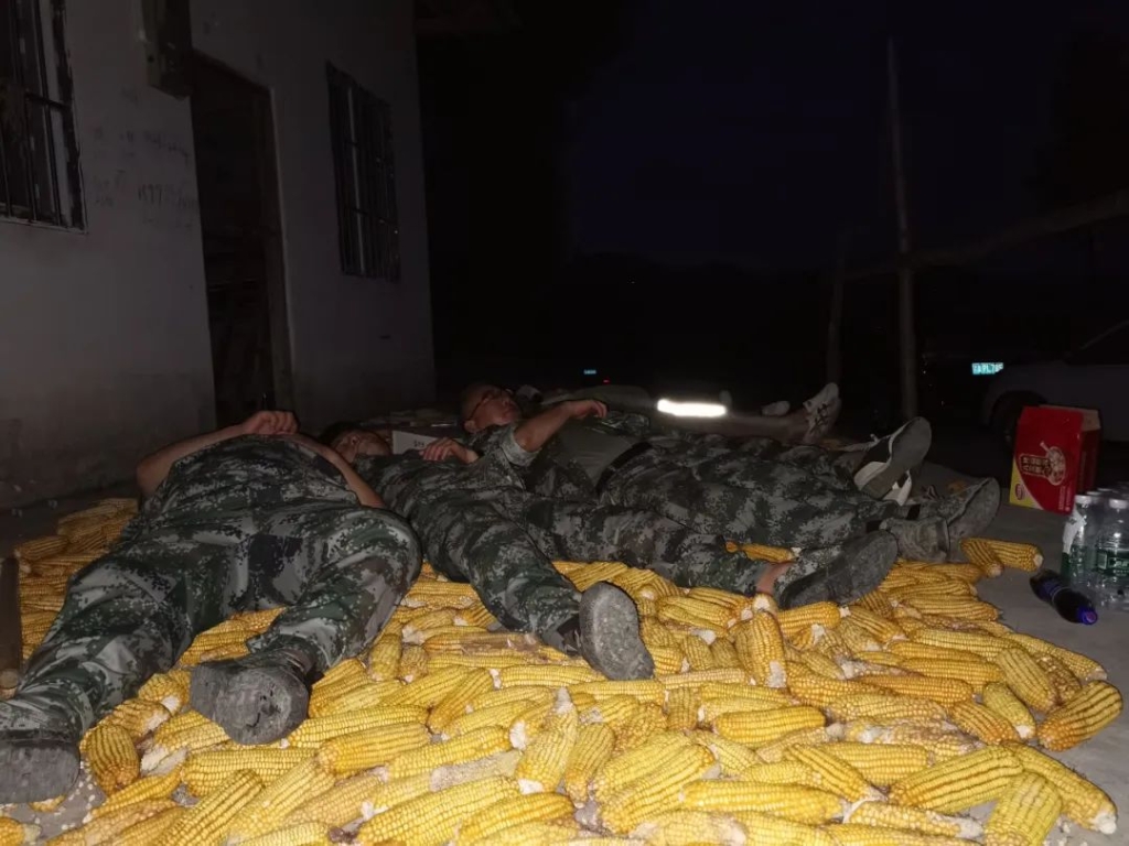 3江津区退役军人在参加灭火救援后，席地而睡。重庆市退役军人事务局供图