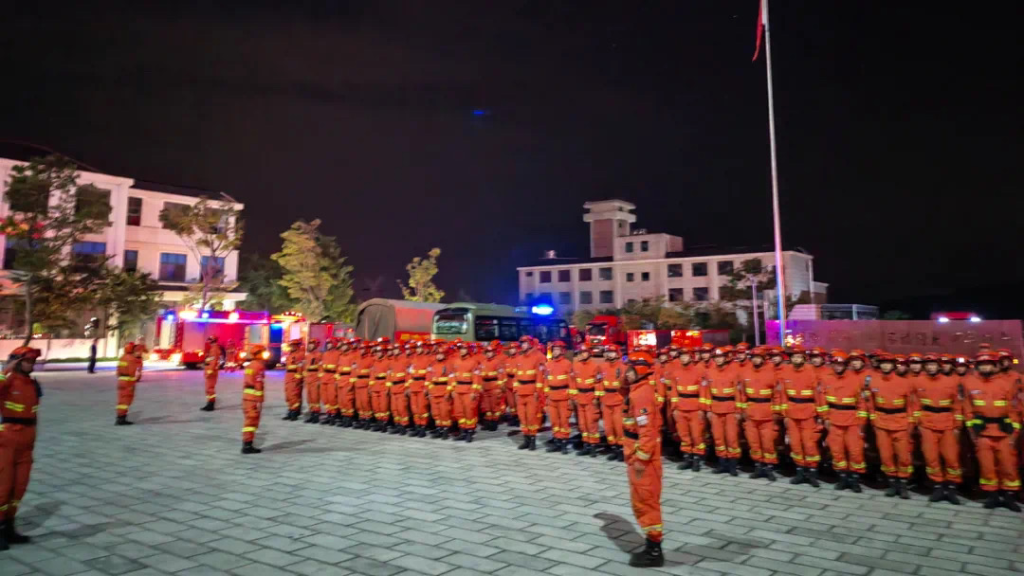 首批驰援重庆的304名消防战士。图片来源:云南森林消防