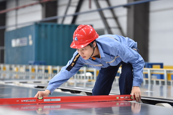 中铝高端制造所属西南铝员工在检查铝合金表面平直度。通讯员 李影 摄