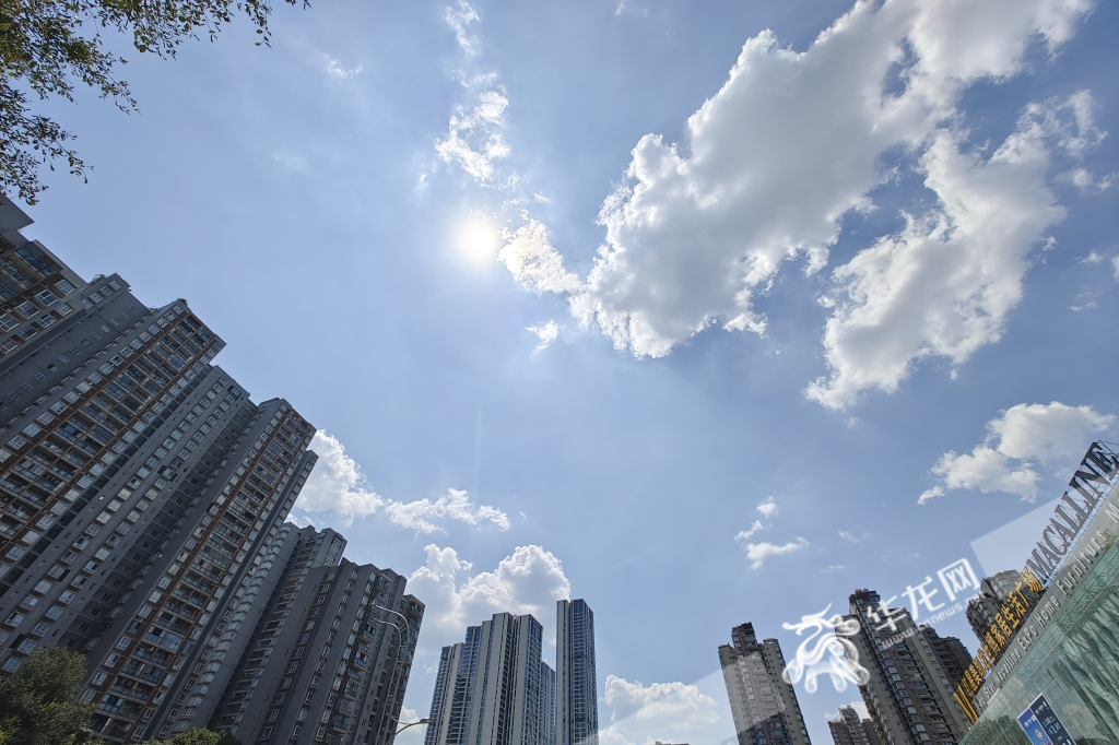It continued to be sunny and hot in Chongqing main urban districts.
