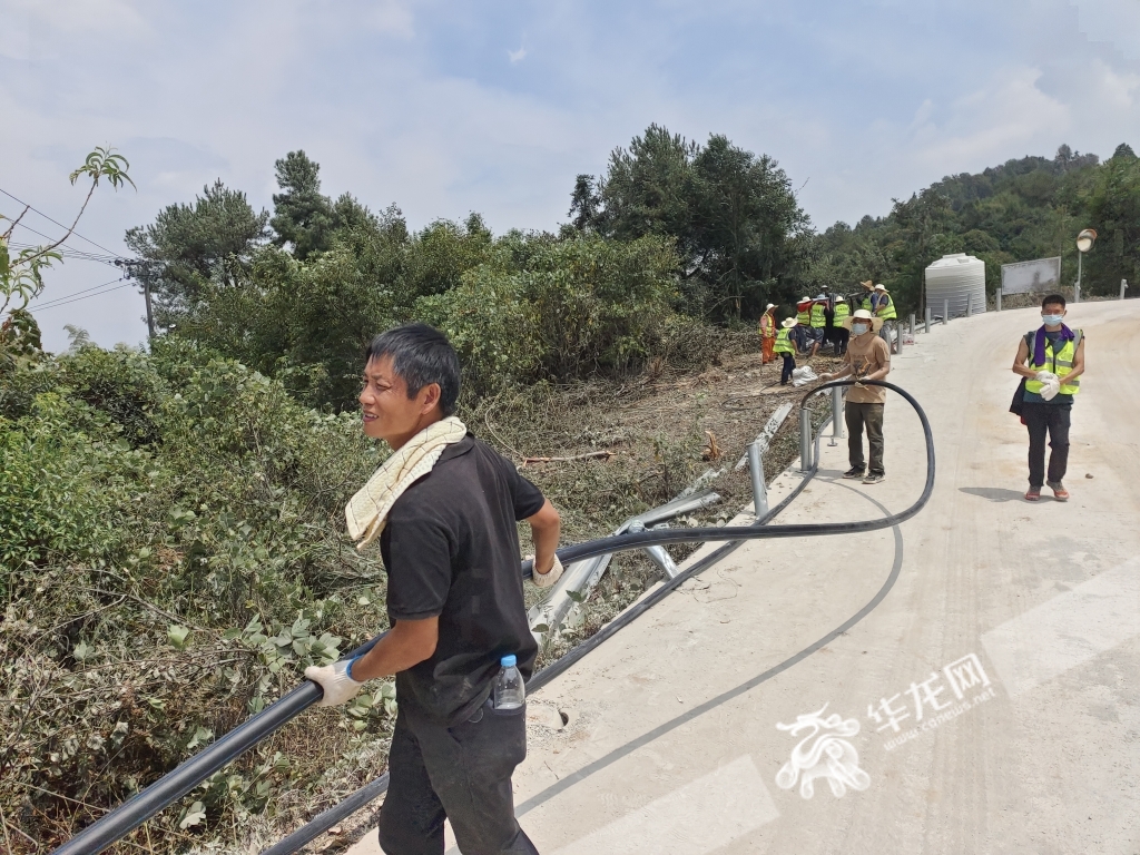 昨日在北碚，今日转战壁山，北碚跑团30余名队员在救火现场拉起了水管。