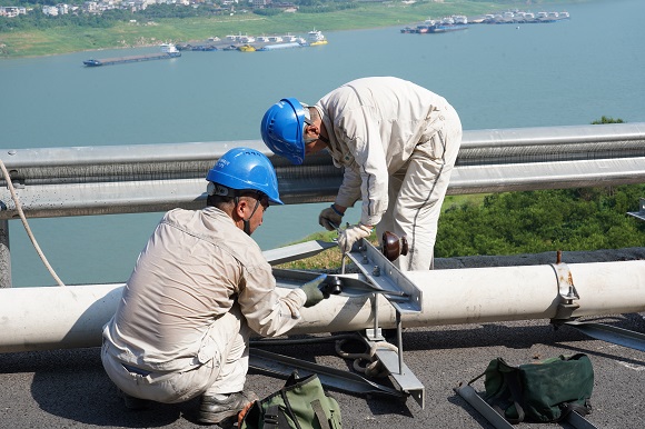 电力员工在万州区观音村进行电杆滑坡隐患处理，后背被汗水浸透。通讯员 黄凌霜 摄