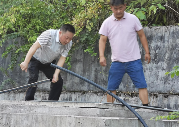 天元乡主要负责人查看蓄水池蓄水情况。天元乡供图 华龙网发