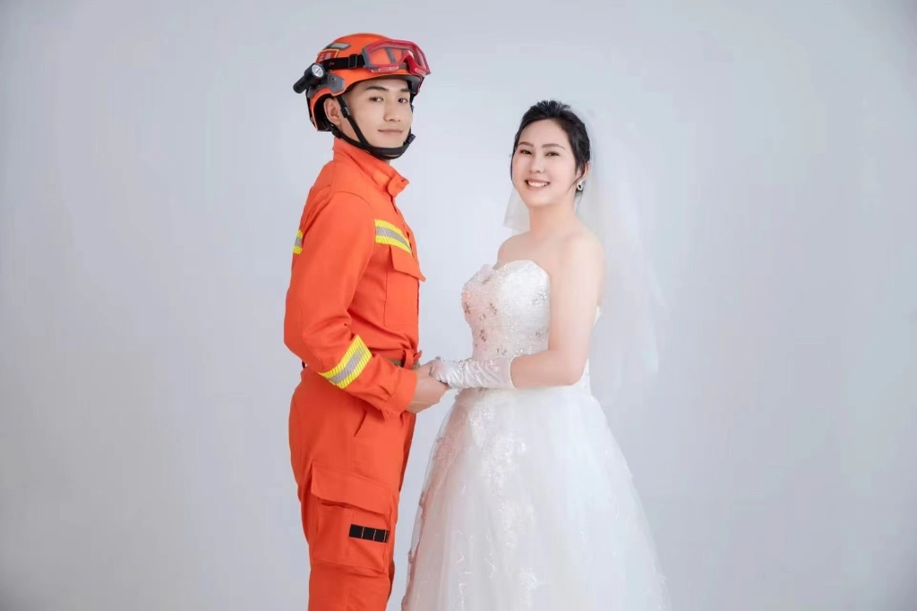 1杨云鹏与妻子的结婚证。云南森林消防总队大理支队供图