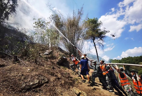 宗申集团组织数百名员工作为守山灭火志愿者奔赴灭火一线。受访者供图