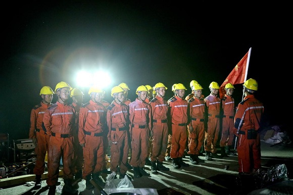 重慶送變電公司員工在巴南區山火搶險現場集結，準備投入線路搶修。通訊員 何佳玫 攝