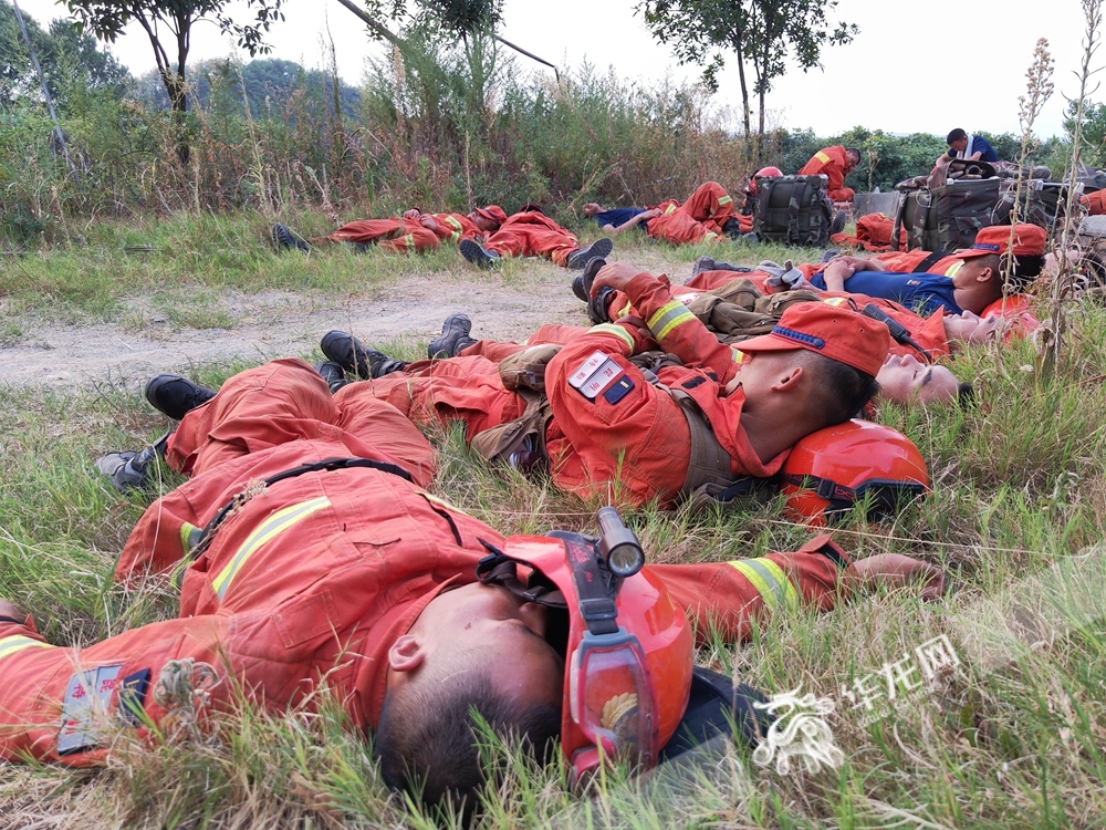 完成任务后，消防队员席地而睡。华龙网-新重庆客户端记者 谢鹏飞 摄