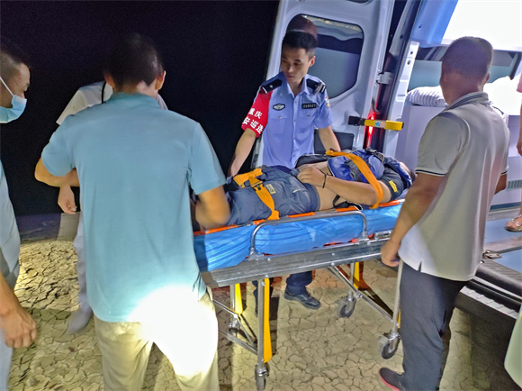 落水男子被救起转移至医院治疗。云阳县公安局供图 华龙网发