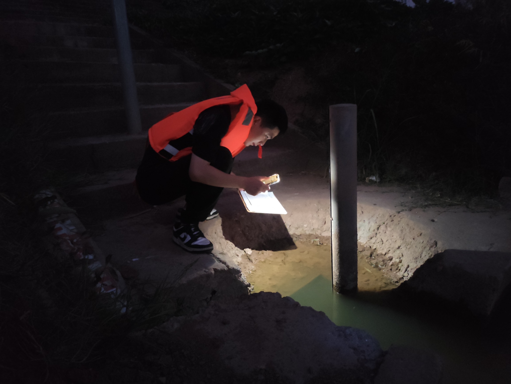 工作人員在夜間觀察水位。重慶市水利局供圖
