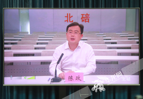 陈政回答记者提问。华龙网-新重庆客户端记者 张质 摄