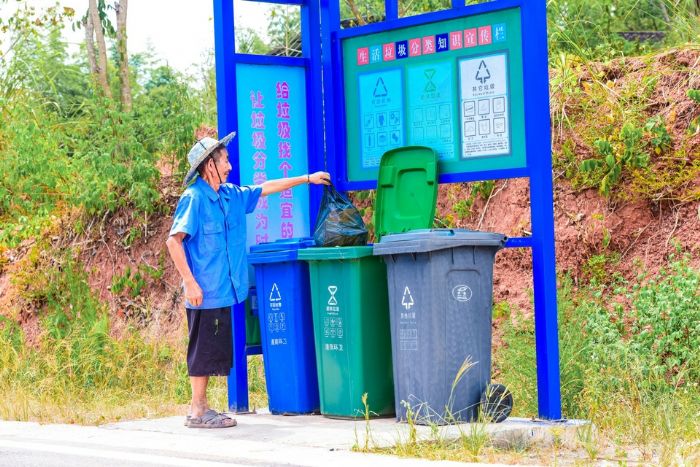 村民分类扔垃圾。记者 吴鑫袁 供图