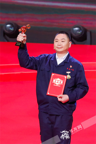 黄家金获得2022年重庆市“最美产业工人”称号。华龙网-新重庆客户端记者 石涛 摄