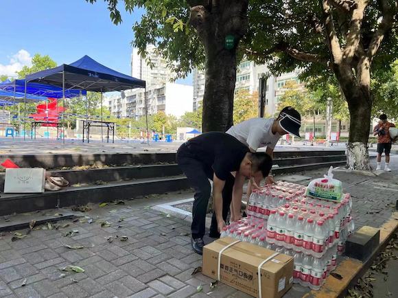 赠送矿泉水、药品等防暑降温物资。江北区司法局供图 华龙网发