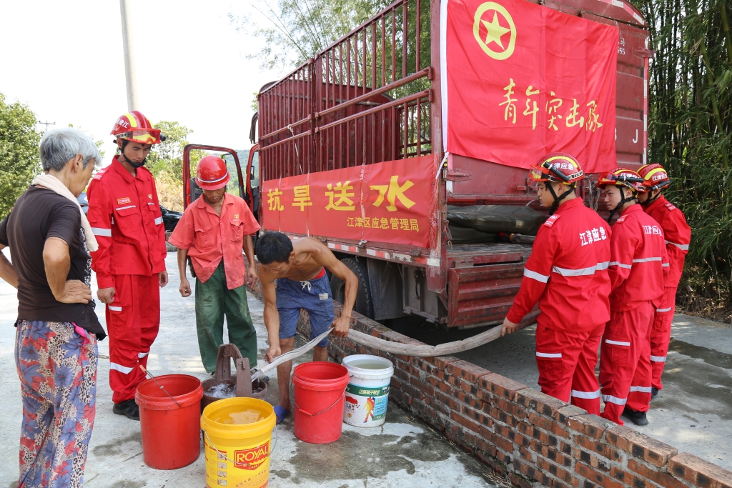 送水现场。江津区应急管理局供图 华龙网发