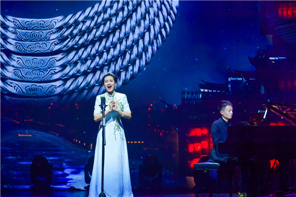 重庆师范大学音乐学教师李诗悦带来了一首贵州民歌《摘菜调》。肖福星 摄